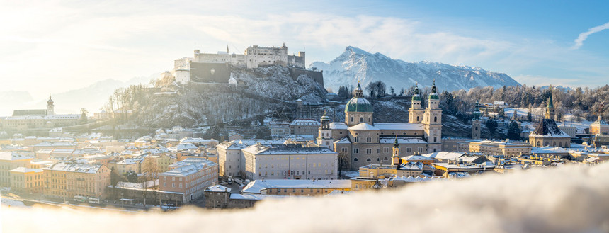 圣诞时萨尔茨堡历史区阳光灿烂的雪屋顶奥地利图片