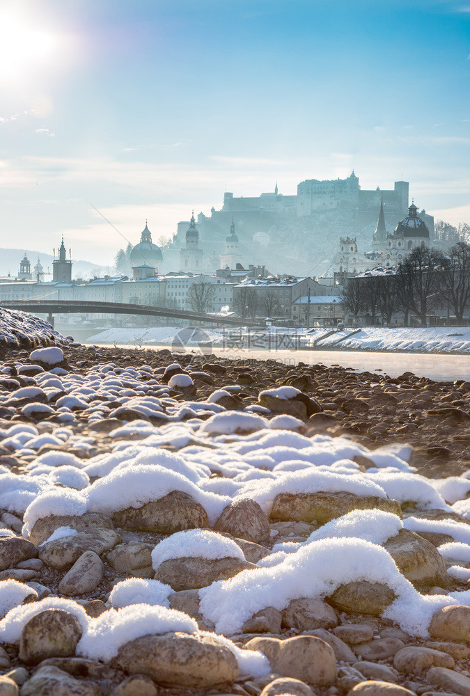 圣诞时萨尔茨堡历史区阳光灿烂的雪屋顶奥地利图片