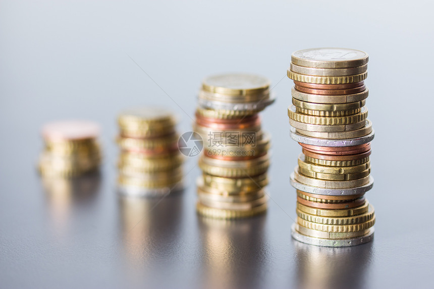 堆叠成的硬币接近画面金钱概念图片