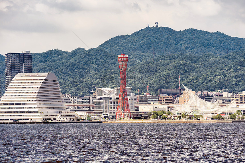 日本兵库关赛市中心的神户港塔图片