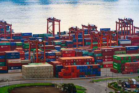 集装箱货运船在城市进出口业务和物流国际货进出口业务中的空观察由起重机在香港维多利亚向口运输背景图片