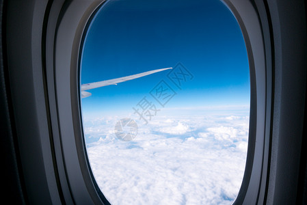 美丽的云和天空穿过飞机窗口图片