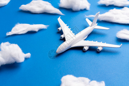 蓝色背景的飞机模型图片