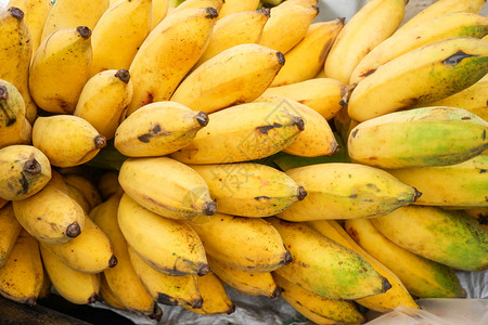 关闭香蕉水果一连串成熟的香蕉质料背景图片