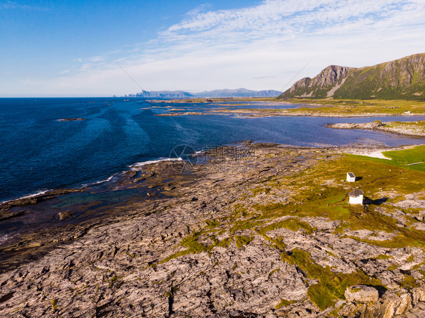 Andoya岛的海景挪威诺德兰县Vesteralen群岛Nordmela村附近的风景岩石海岸线挪威诺德兰县Nordmela村的海图片