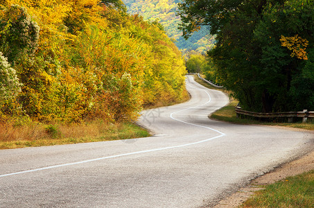 十月你好梦想秋路沥青自然和交通构成背景