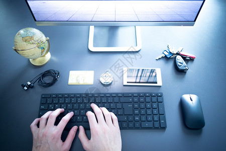 键盘地球自由职业者工作场所安排计算机键盘信用卡罗钥匙和全球背景