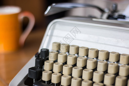 木制桌上的旧式打字机背景图片