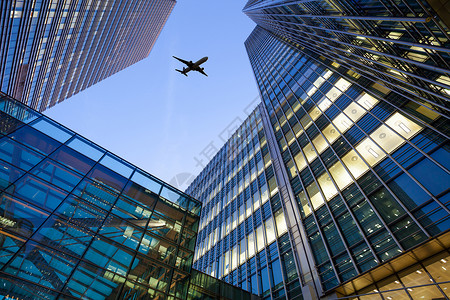 飞机在伦敦办公大楼上空飞行图片