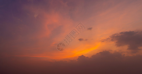 日落天空自然背景摘要戏剧蓝色和橙紫的云彩日落时间图片