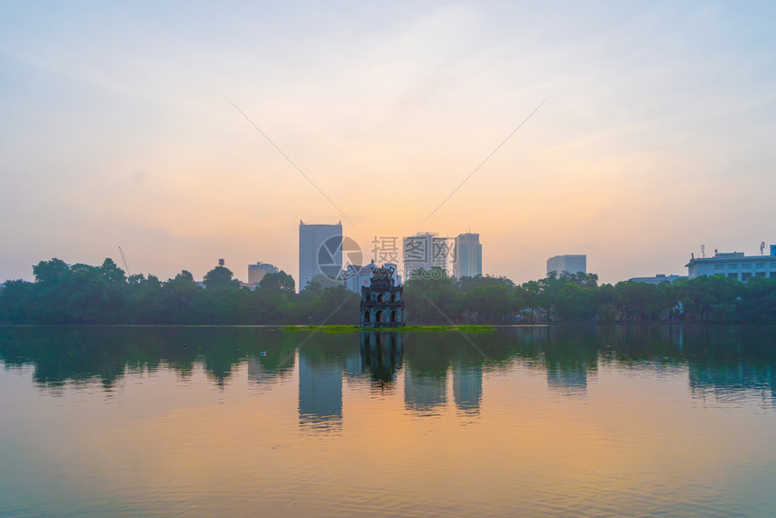 在HoanKiem湖中央公园花河内市中心有树木越南日落时城市景背图片