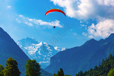 在瑞士伯尔尼高地的重要旅游中心因特拉肯上方飞行的滑翔机图片