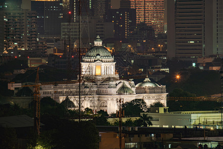 亚南塔萨马卡姆王座大厦和摩天楼晚上在泰国曼谷城皇家宫背景图片