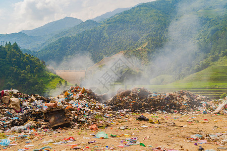 在越南的MuCangChai山区的稻田梯附近大垃圾堆塑料袋和垃圾焚烧背景图片