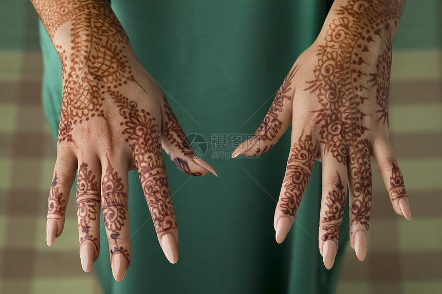 摩洛哥妇女用传统染的手图片