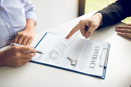 保险经纪人指向签署保险合同并向办事处的客户解释背景