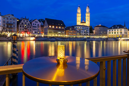 瑞士最大城市苏黎世老Limmat河边著名的Grossmunster教堂瑞士苏黎世Grossmunster教堂瑞士苏黎世风景高清图片素材