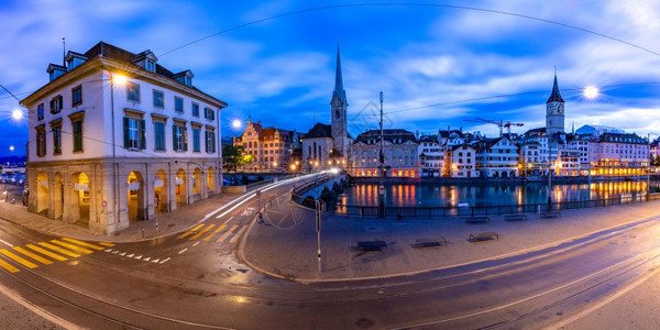 著名的Fraumunster和StPeter教堂位于瑞士最大城市苏黎世旧的Limmat河堤岸清晨蓝色时段瑞士最大城市苏黎世首都高清图片素材
