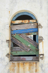 旧窗户关上破碎的烂房屋废墟板图片