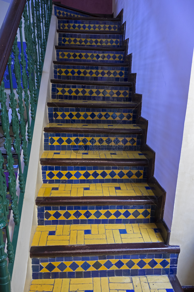 在摩洛哥Assilah装饰配瓷砖的摩洛哥传统楼梯图片