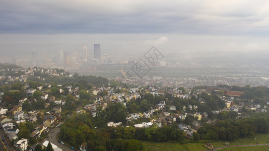 日出后不久在匹兹堡西部的PA仍有雾在空气中漂浮建筑的高清图片素材