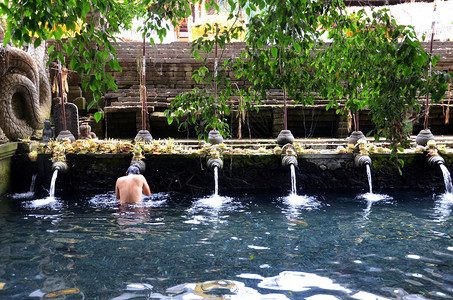 在巴厘PuraTirtaEmpul寺圣泉水祈祷高清图片