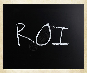 在黑板上用白粉笔手写的ROI这个词背景