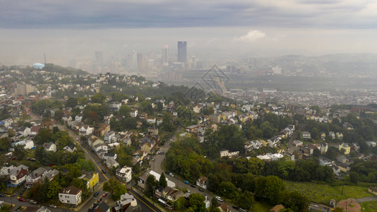 在匹兹堡市中心和郊区仍然有一层厚的雾尚未烧毁宾夕法尼亚高清图片素材