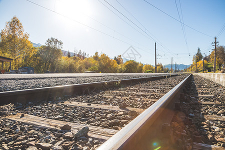 距离线秋天旧废弃铁路的景观温暖光线可持续旅行背景