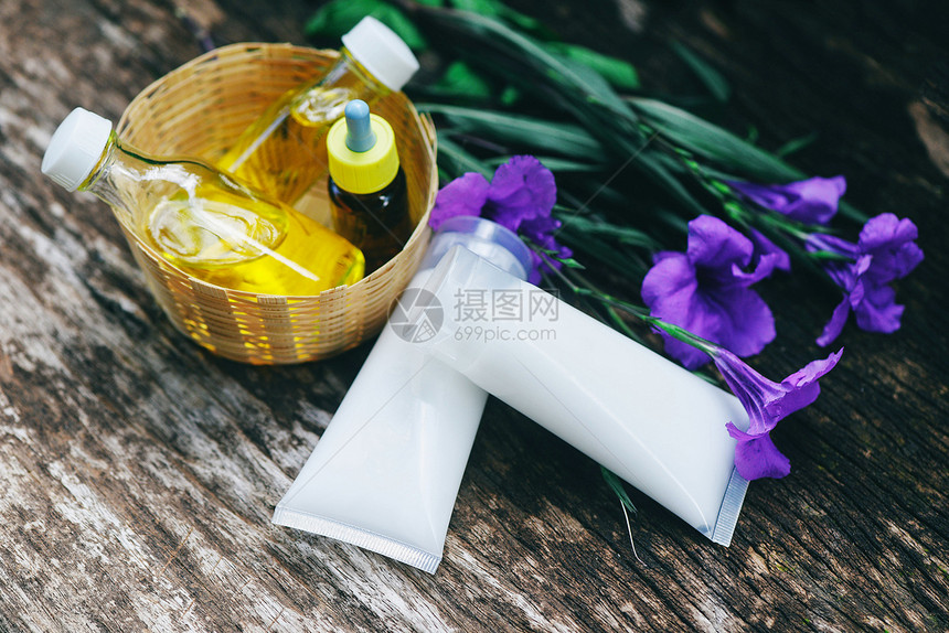 Aroma治疗草药油瓶香水木本底有花紫色用于面容和身体美的天然基本油和润滑剂以及有机最低生活方式图片