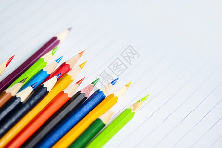 白纸笔记本上的彩色铅笔可追溯到学校和教育概念彩色笔记本图片
