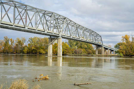 193年建造的布朗维尔大桥是密苏里河上一条Truss桥位于美国内布拉斯加马哈县136号公路上到密苏里州阿奇森县内布拉斯加朗维尔跌落下高清图片素材
