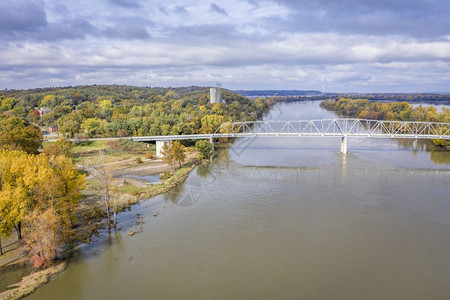 193年建造的布朗维尔大桥是位于密苏里河的一条Truss桥位于美国内布拉斯加马哈县136号公路上至密苏里州阿奇森县内布拉斯加朗维狭窄的高清图片素材