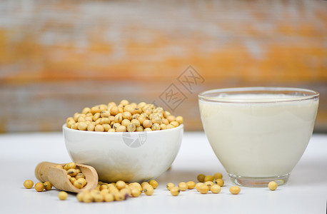 白碗上的豆和干玻璃中的奶用于健康饮食料和天然豆蛋白图片