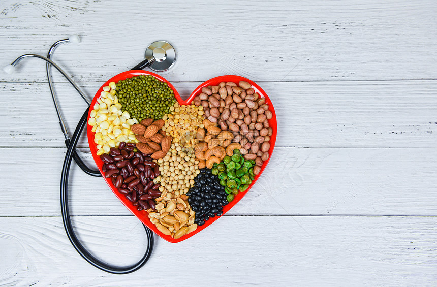 健康食品选择心脏生命清洁食用胆固醇饮健康概念食素烹饪的红心盘上各种豆类果子混合谷物健康食素烹饪图片