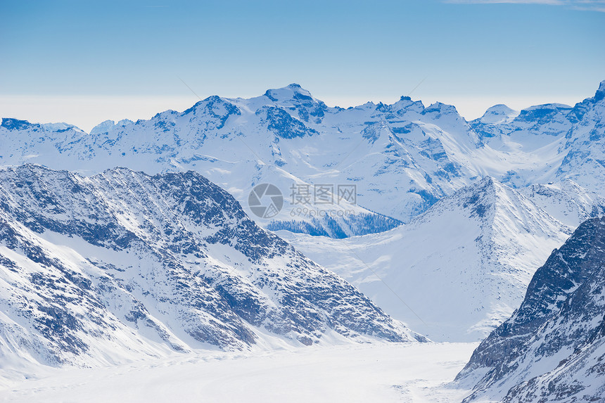 瑞士山丛林森滑雪胜地图片