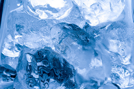 冰融化在工作室全球变暖的概念图片