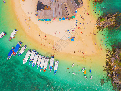 小逗比一个小岛KohKhai海滩的空中景象那里有人群游客蓝色绿的海水和安达曼夏季在泰国普吉岛旅行自然景观背景