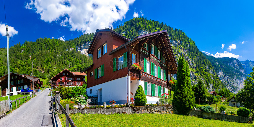 Lauterbrunnen山村和瑞士阿尔卑斯山的Lauterbrunnen山村和Lauterbrunnen墙图片