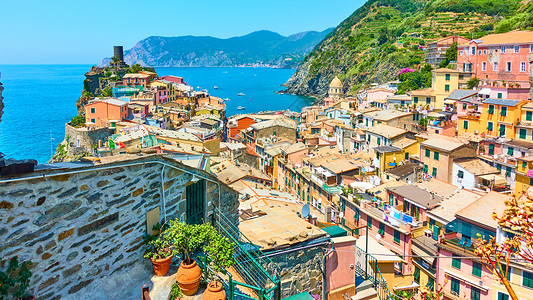 意大利拉斯佩齐亚CinqueTerre的Vernazza村全景图片