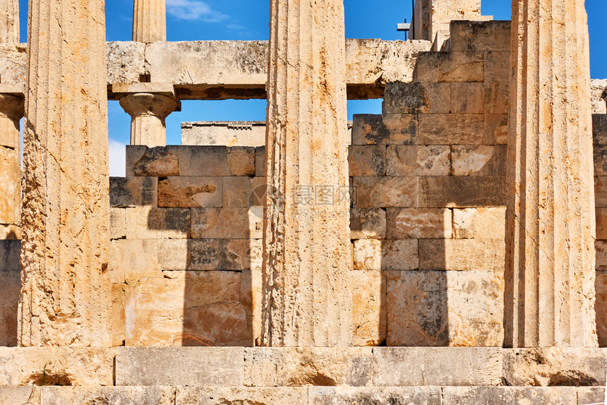 希腊Aegina岛古代阿法埃亚寺庙柱图片