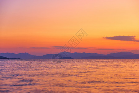 海洋和岛屿上美丽的日落海景图片
