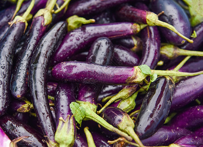 蔬菜市场销售的紫色水果图片