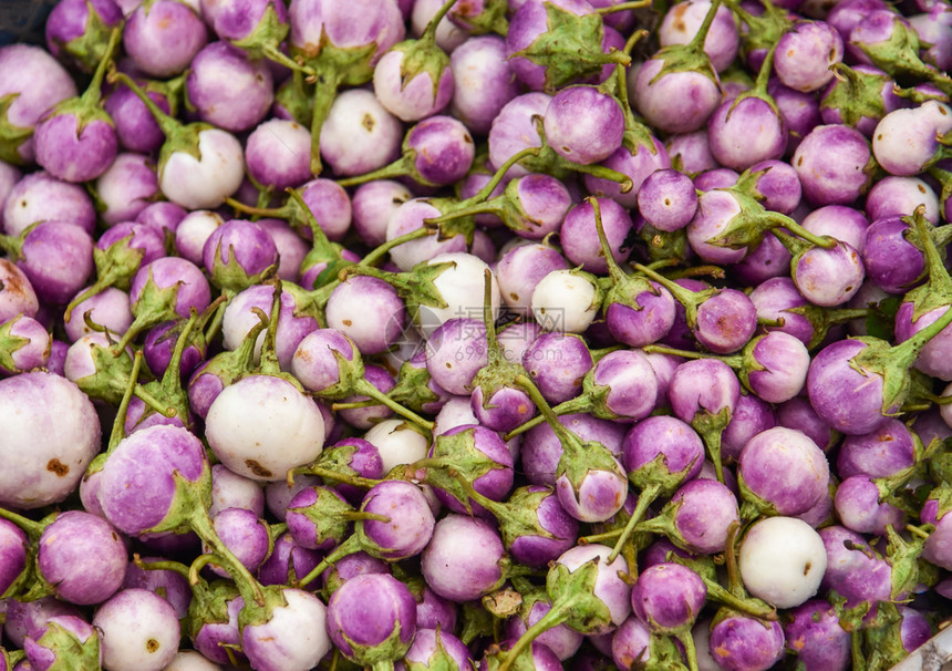 蔬菜市场上的茄子紫色背景泰国茄子灰图片