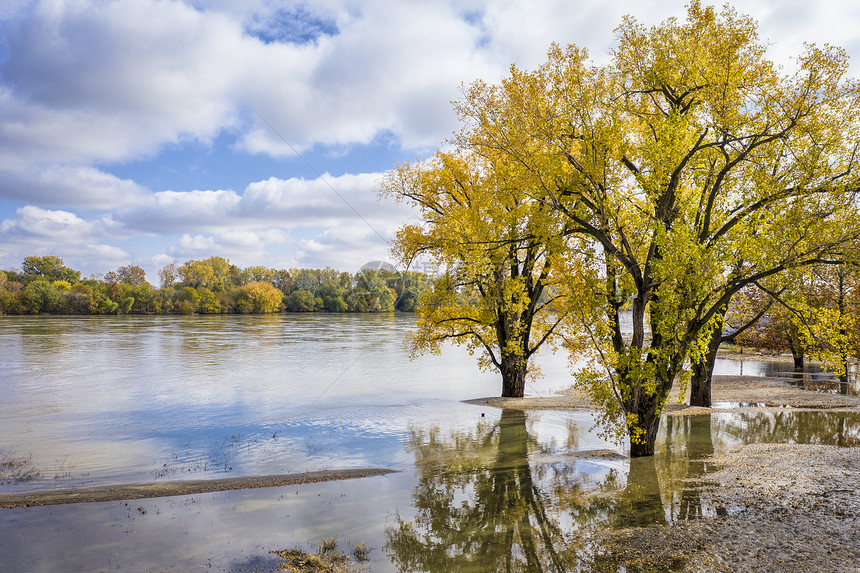 内布拉斯加州朗维尔的密苏里河淹水覆盖了一条船坡道以棉花树枝空中视角绘制了彩色风景图片