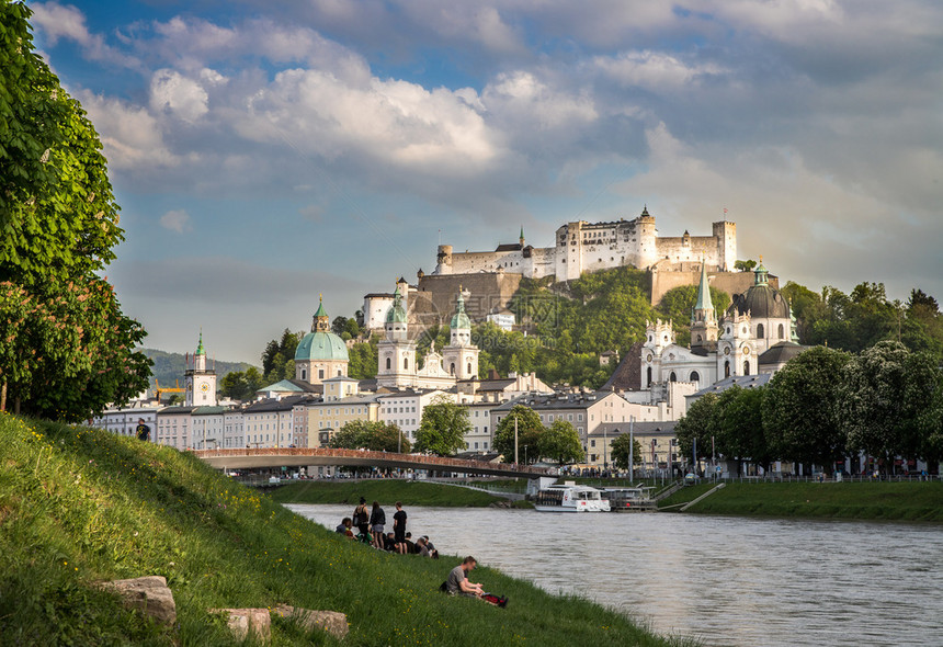 夏季萨尔茨堡的古典全景城市风图片