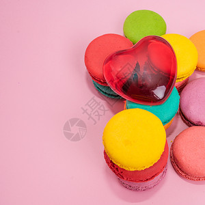 粉红背景的多彩马卡龙甜美和彩色的法国马卡龙图片