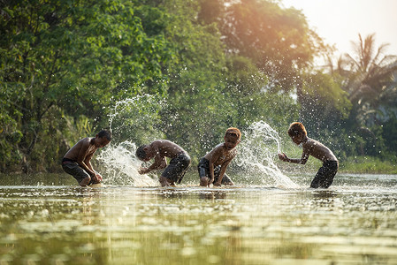 河上亚洲儿童男孩朋友在农村活生的务儿童的河水中玩乐农民高清图片素材