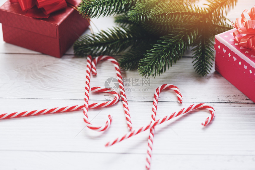圣诞假日背景有fir树枝装饰糖果甘蔗松树礼品盒和节日新年快乐天体顶视图复制空间图片