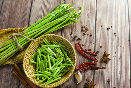 Asparagus绿色配有辣椒大蒜香料和烹饪食物的尾菜图片
